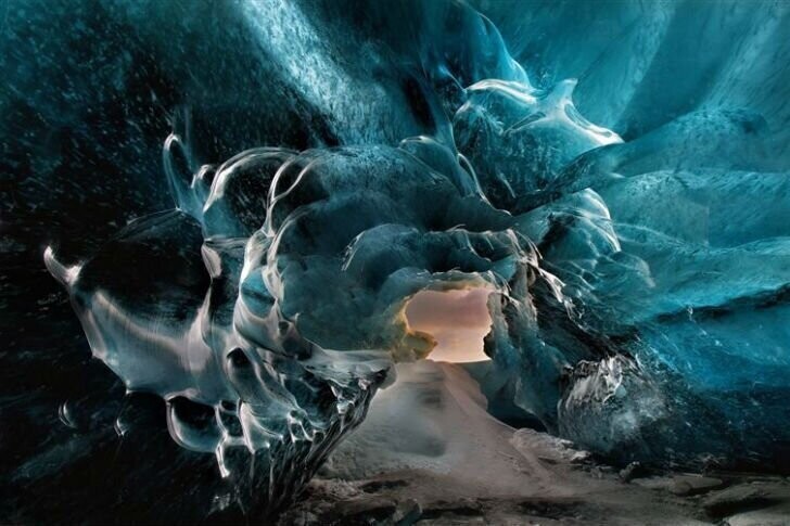 Ледяная пещера в Исландии.