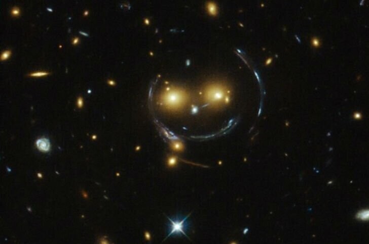 Телескоп «Хаббл» нашел в созвездии Большой Медведицы «смайлик».