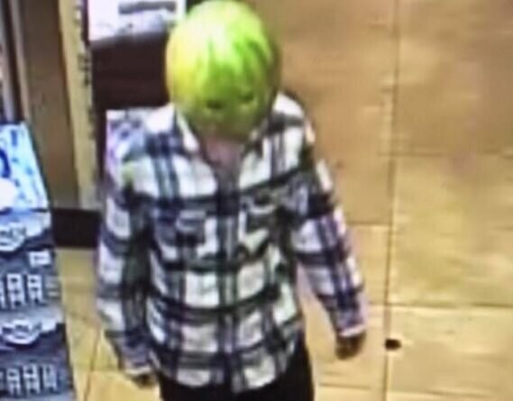 Преступники с арбузом на голове ограбили магазин в США