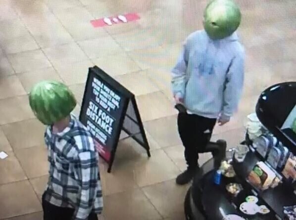 Преступники с арбузом на голове ограбили магазин в США