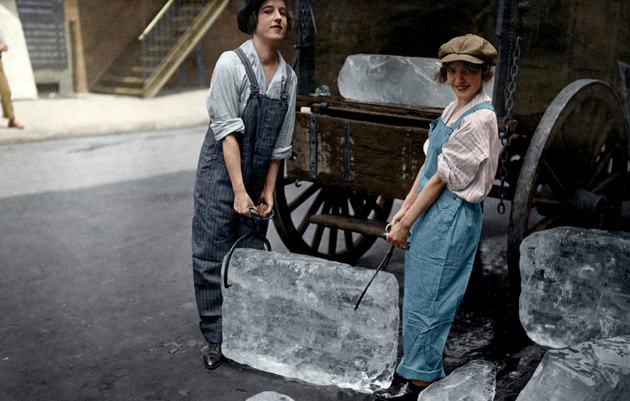12. "Ледяные девушки" доставляют лед в 1918 году