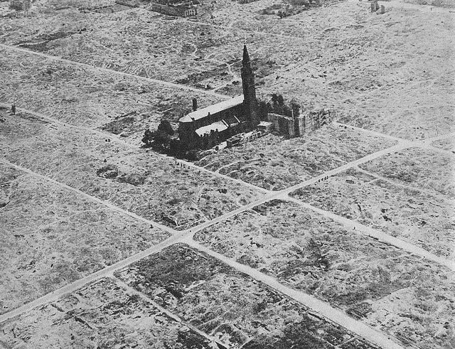 20. Церковь Святого Августина среди руин Варшавского гетто, 1945 год
