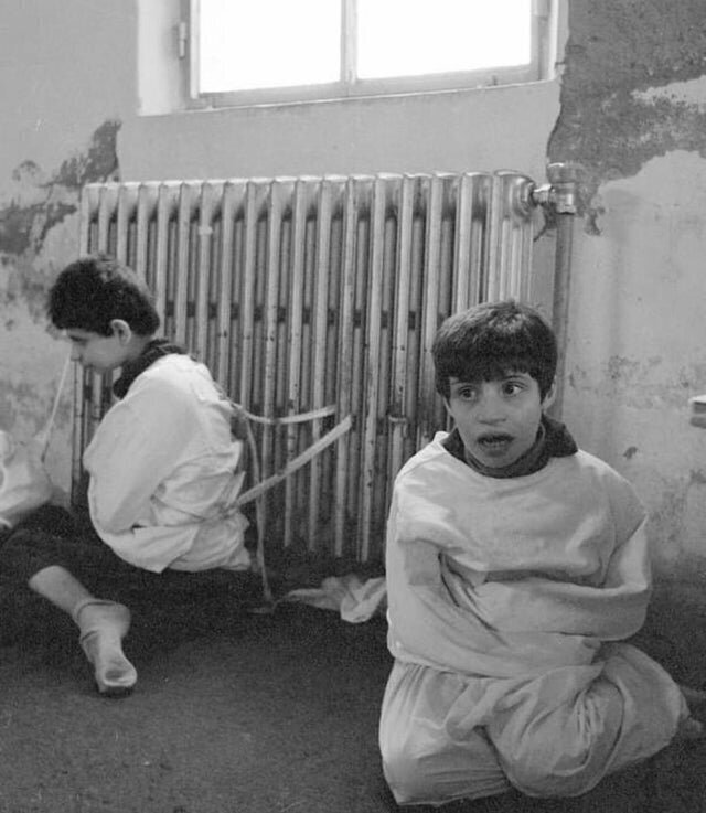 5. Дети с аутизмом, привязанные к батареями, Испания, 1982 год. Вероятно, так проходило лечение