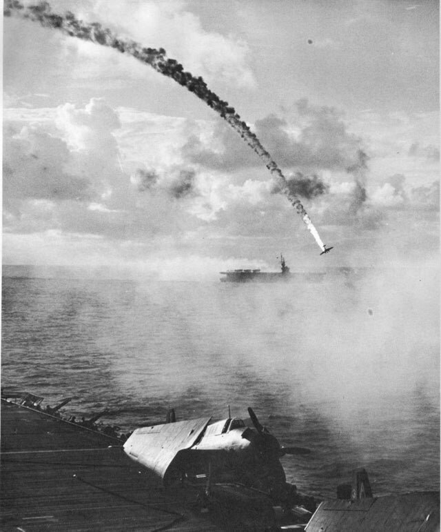 4. СБитый японский самолет во время битвы на Сайпане, 1944 год