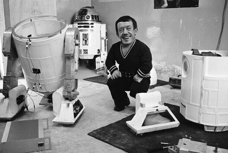 Кенни Бейкер — английский киноактёр, сыгравший R2-D2 в первых «Звёздных войнах»