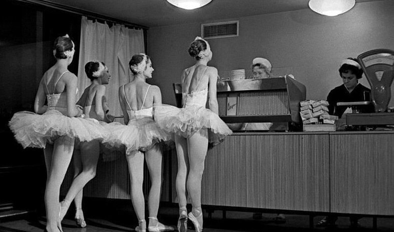 15. «Лебеди». Артистки балета Большого театра СССР в буфете Кремлевского Дворца съездов. 1963 год