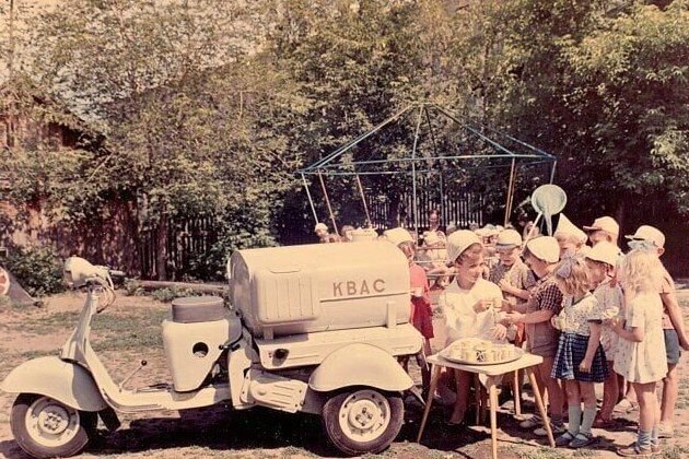 11. Раздача кваса, 1959 год.  Грузовой мотороллер «Вятка» МГ–150–Ц