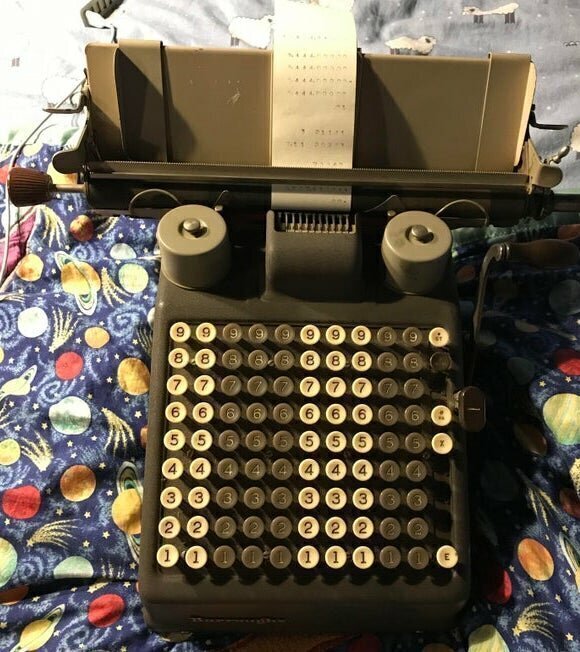 7. Это какая-то печатная машинка, только на клавишах одни цифры. Что это такое?