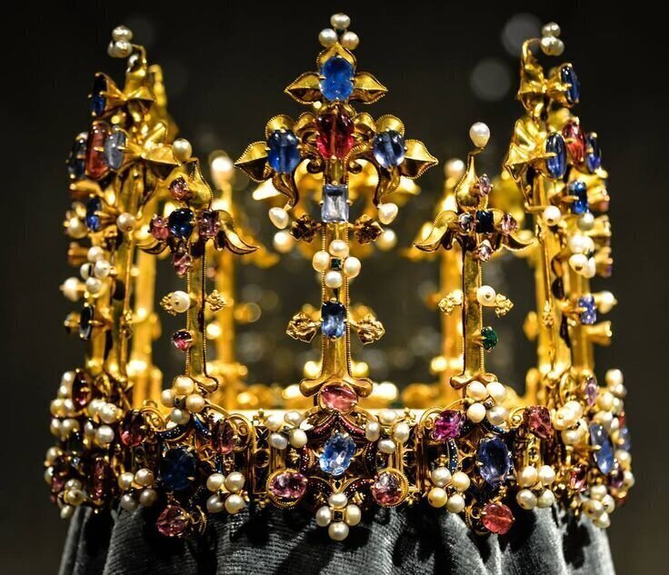 Единственная уцелевшая средневековая корона Англии