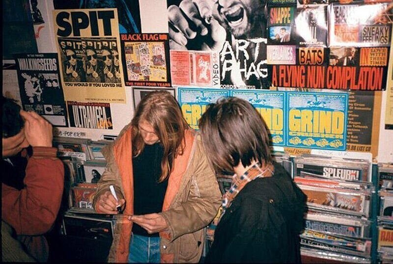 Курт Кобейн дает автограф в Rough Trade Records в Лондоне, 4 декабря 1989 года.