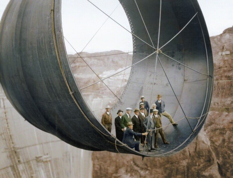 Строительство дамбы Гувера, уникального гидротехнического сооружения в США, представляющего собой бетонную арочно-гравитационную плотину высотой 221 м и гидроэлектростанцию, сооруженную в нижнем течении реки Колорадо.