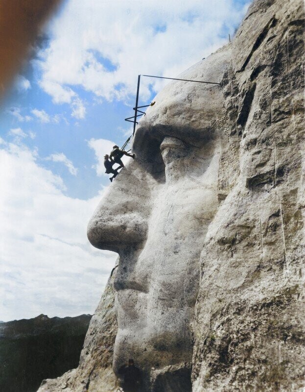 31 мая 1932 года. Джон Гутзон Борглум, американский архитектор, оценивает работу над лицом Джорджа Вашингтона на горе Рашмор.