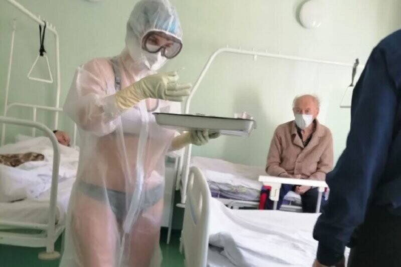 Медсестра в Туле пришла на работу в прозрачном костюме и бикини