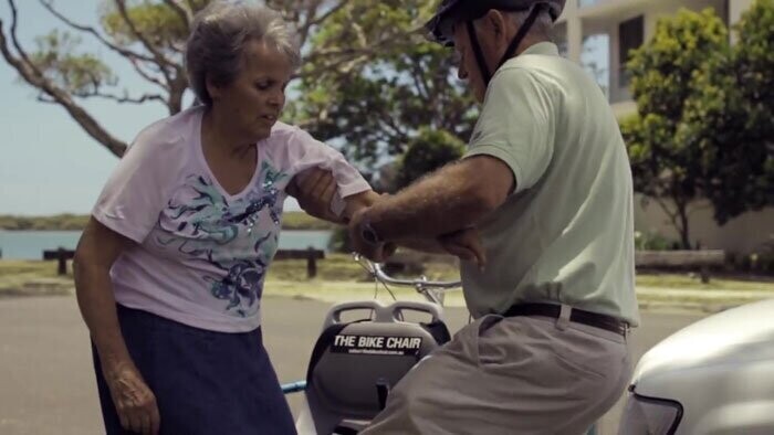 Муж построил специальный велосипед, чтобы кататься со своей женой, у которой болезнь Альцгеймера