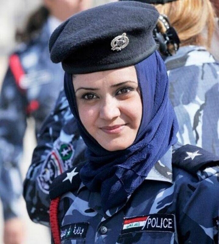Ирак. Под униформой и хиджабом такую красоту не спрячешь.