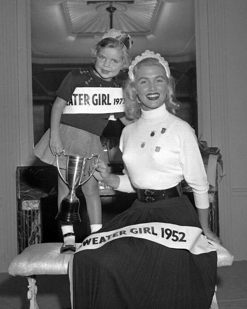 Шерстяное бюро и Национальный фонд трикотажной верхней одежды короновали Джинн Дэвис из Алабамы в 1952 году «Королевой свитеров».