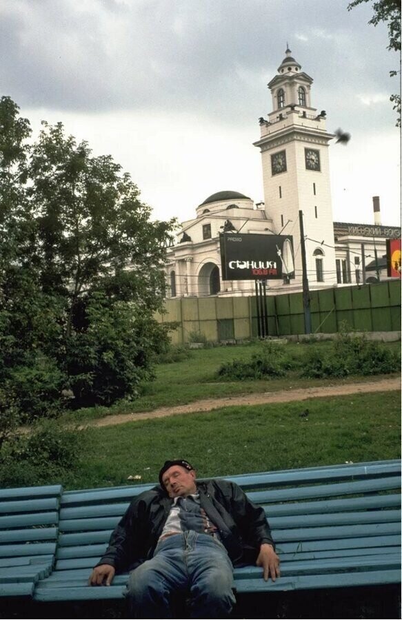 Отдых на скамейке у Киевского вокзала. Москва, 1998 год.