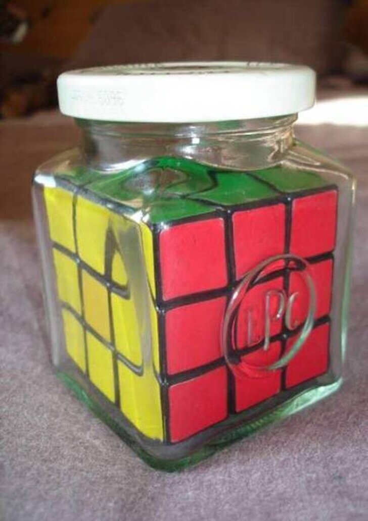 Как, ради всего святого, засунули этот несчастный кубик Рубика в банку?