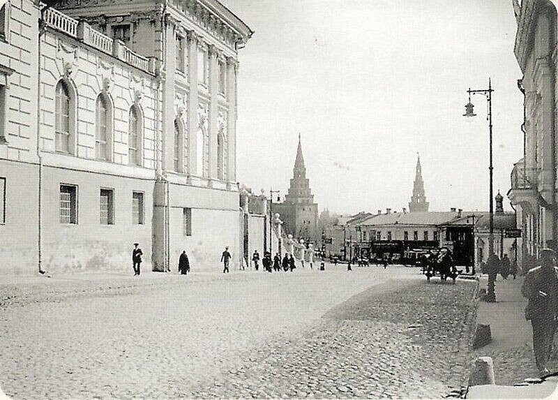 Улица Знаменка, вид на Моховую улицу, Кремль и дом Пашкова (слева).