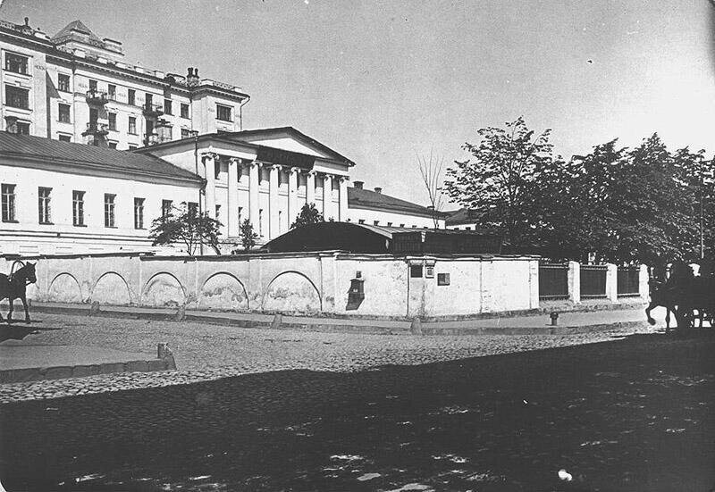 Вид на главный дом усадьбы Бутурлиных с угла Знаменки и Крестовоздвиженского переулка.