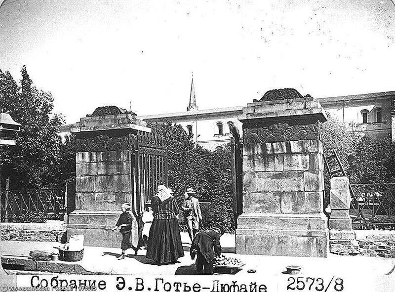 Ворота входа в Александровский сад.