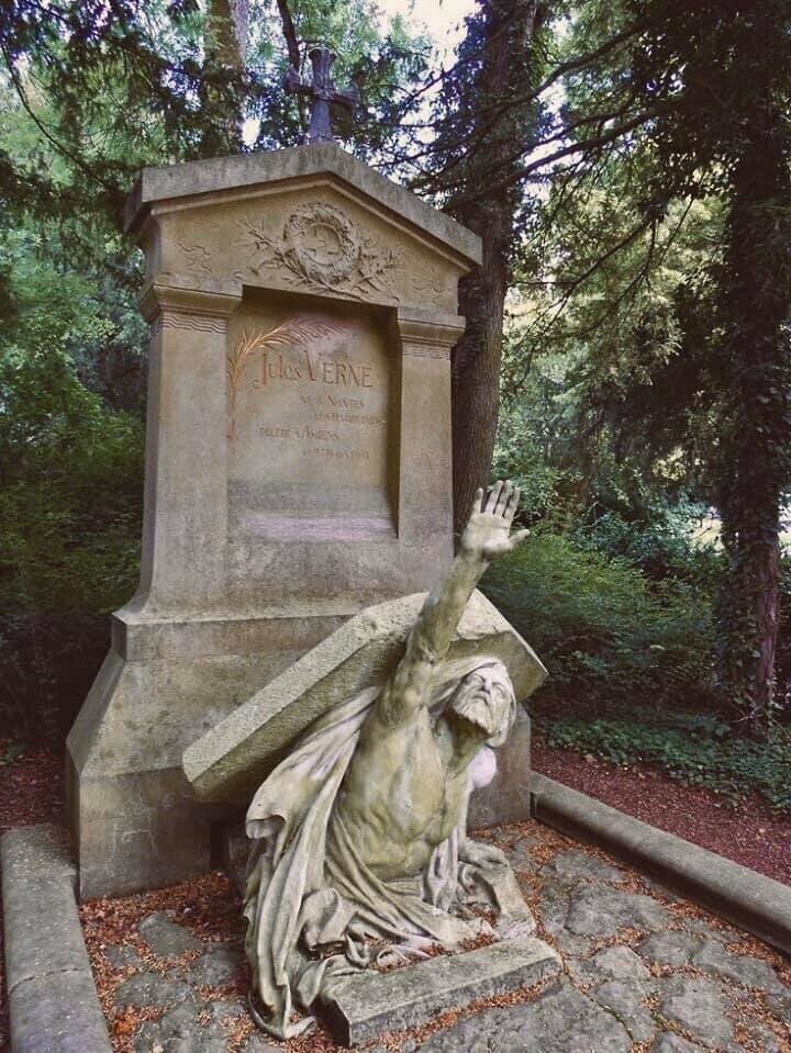 Гробница Жюля Верна, Cimetière de la Madeleine, Амьен, Франция.