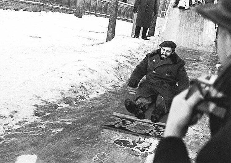 Фидель Кастро на ледяной горке во время посещения Москвы в 1964 году