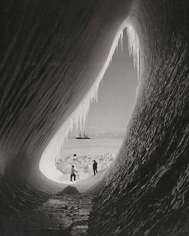 Люди в гроте айсберга во время британской антарктической экспедиции, 1911 год