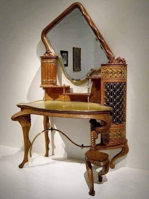 Парикмахерский столик от Гауди. 1886 г.