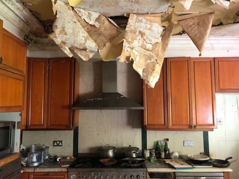 Кухня — когда-то полная шикарной посуды и экономящих время девайсов — теперь имеет проблемы с потолком