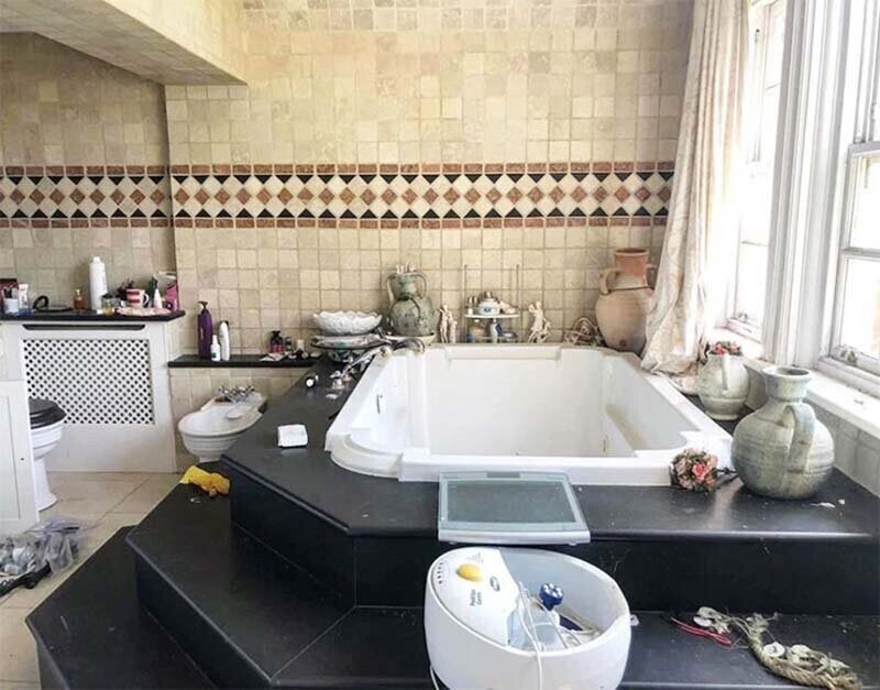 Огромная ванная комната оборудована джакузи, кроме того, в помещении можно найти частично использованные мыльно-рыльные принадлежности
