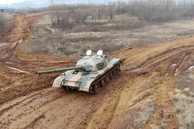 На китайском полигоне заметили необычный танк