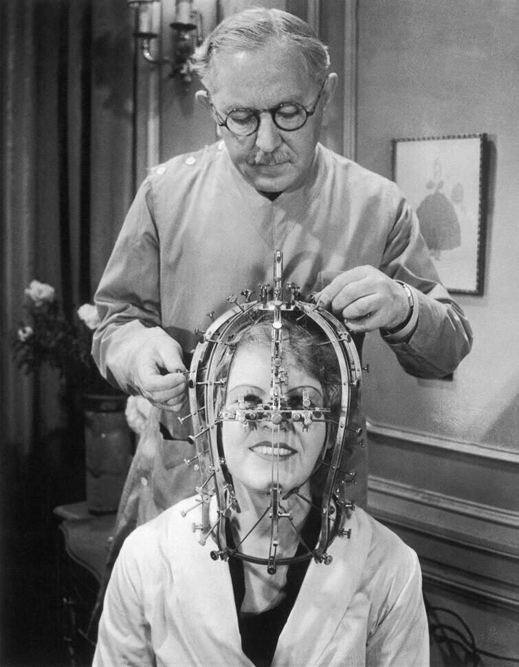 Макс Фактор снимает мерки с актрисы Марджори Рейнольдс с помощью изобретенного им «микрометра красоты», 1934 год
