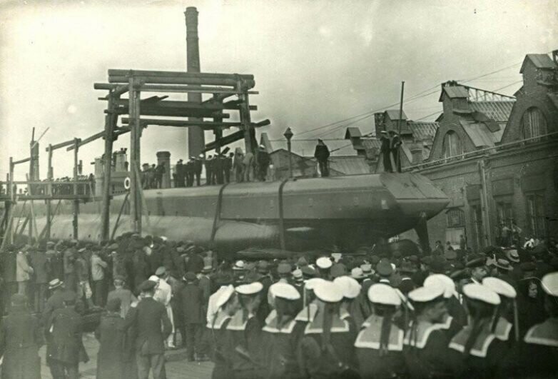 Спуск минного заградителя «Ерш» со стапелей Балтийского судостроительного и механического завода. 1917