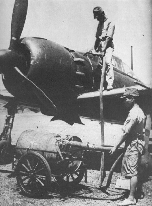 Дозаправка техниками японского истребителя Mitsubishi A6M5 Zero; примерно 1943-1945-й гг.