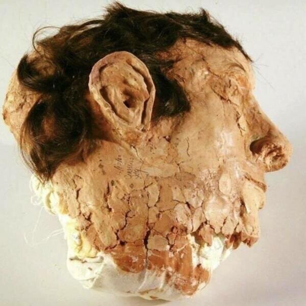 Одна из четырех голов, сделанных из ткани, мыла и человеческих волос, которые заключенные Алькатраса оставили в своих кроватях во время побега в 1962 году, чтобы выиграть немного времени