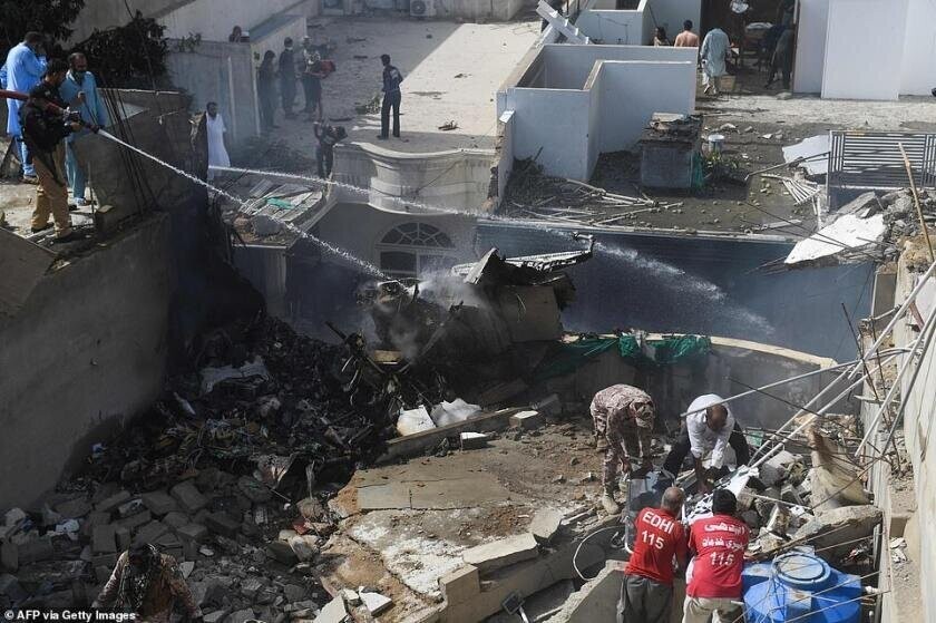 В Пакистане пассажирский самолет упал на жилые дома
