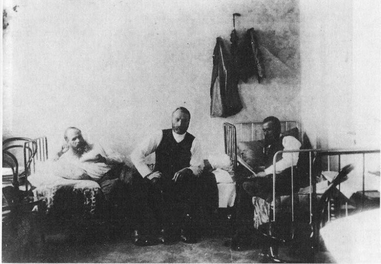 Федор Достоевский под арестом на гауптвахте, здание которой располагалось на Сенной площади. Здесь он провел 21 и 22 марта 1874 г. «за нарушение порядка публикаций»
