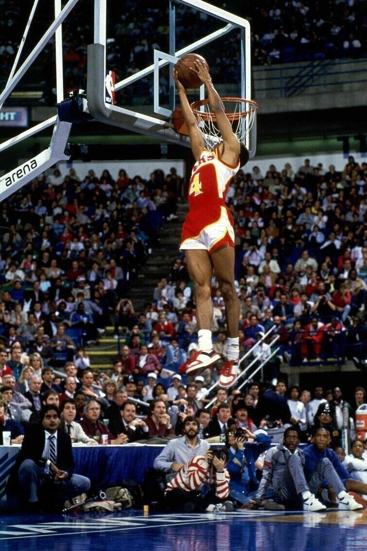 Энтони Джером Уэбб — также известный как Спад Уэбб, профессиональный игрок с самым низким ростом в истории баскетбола (1,7 м), который победил на Slam Dunk Contest NBA (Конкурс по броскам сверху НБА)