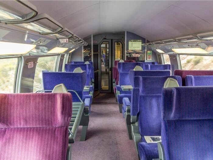 Французский поезд TGV предлагает первоклассные вагоны с более просторной планировкой, чем обычные
