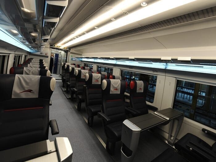 На скоростном поезде Italo поездка в классе «prima» включает в себя бесплатное вино и просекко, а также откидывающиеся сиденья