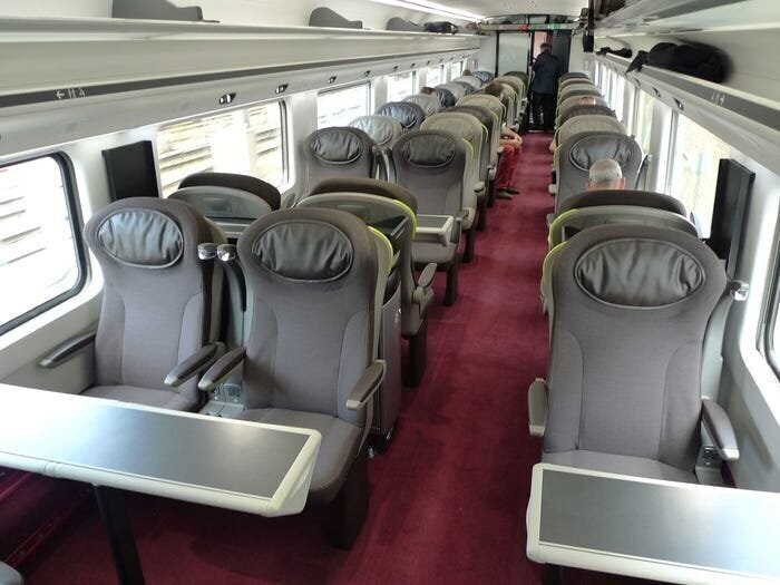 На поездах Eurostar первого класса предлагается бесплатное питание и большая норма багажа по сравнению с другими классами