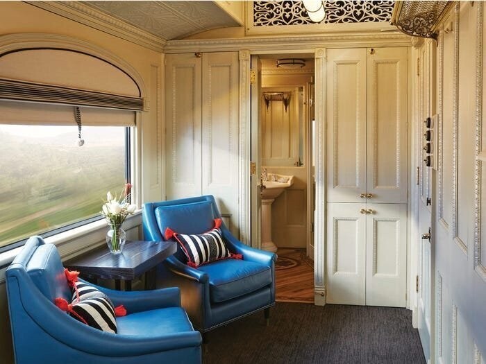 Каюты-люкс на поезде Andean Explorer оформлены в изысканном стиле и включают двуспальную кровать, шкаф и элегантную ванную комнату