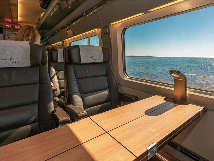 Первоклассные вагоны на скоростных поездах Renfe и SNCF, которые ездят по Франции и Испании, имеют просторные сиденья и огромные окна