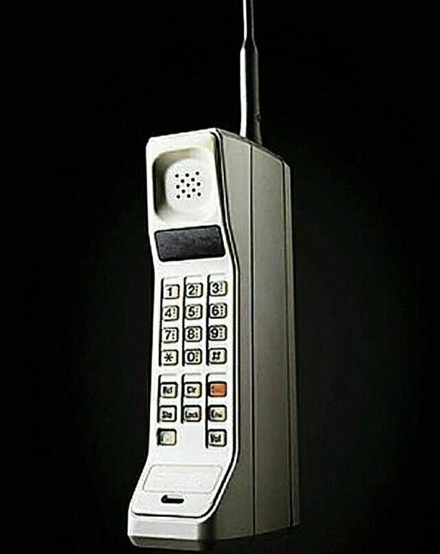 Первый прототип сотового телефона