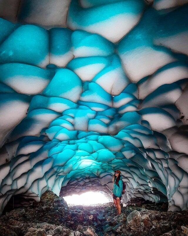 Ледяные своды пещеры в Патагонии
