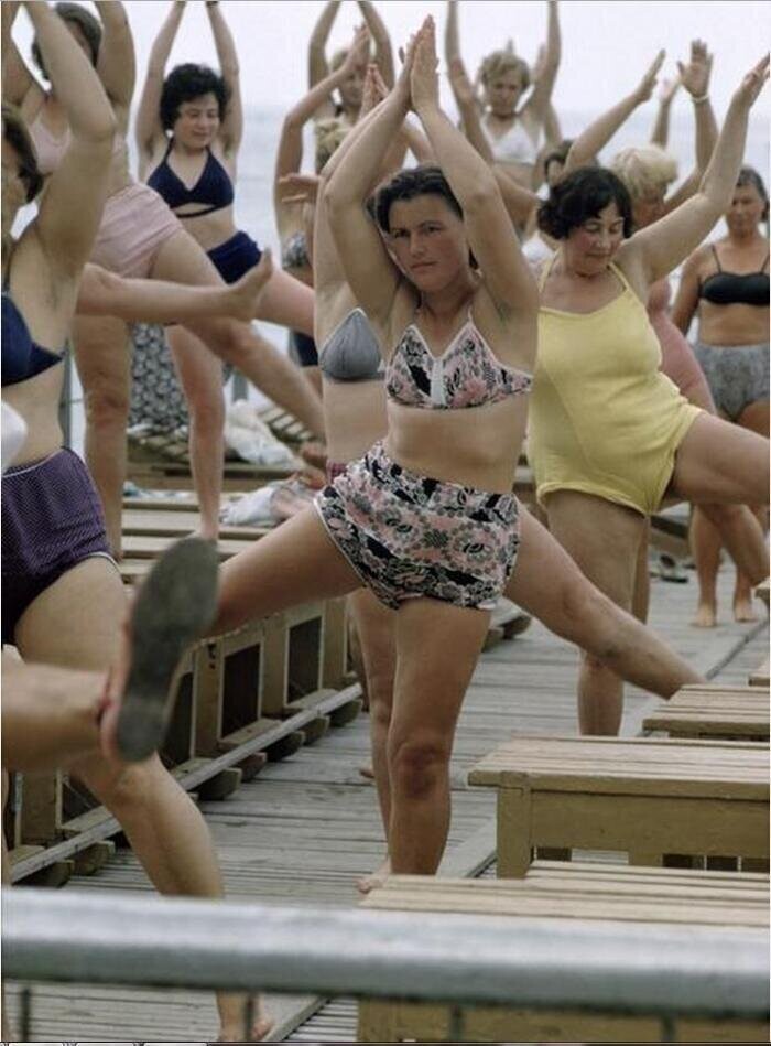 Утренняя гимнастика для отдыхающих в санатории. Фото Берта Глинна, 1963 год, Сочи, СССР.