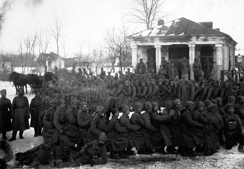 Солдаты найдут способ не сидеть на холодном снегу. Галиция 1916