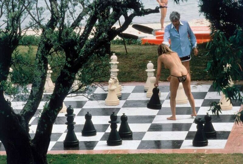 Мультимиллионер Гунтер Сакс играет в шахматы с подругой на своей вилле, 1978 год, Сен–Тропе