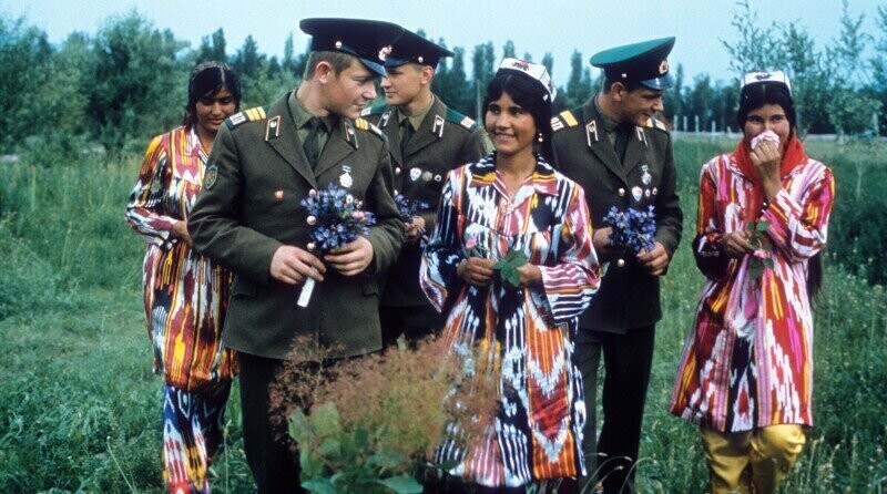 Пограничники на прогулке с местными девушками. 1977 год, Таджикская ССР